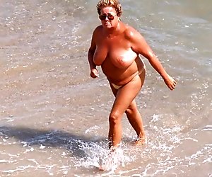 STUNNING WOMEN 14 (topless)